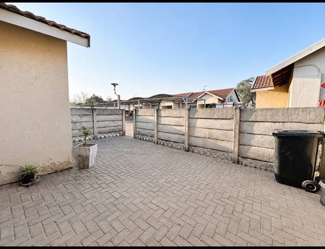 2 BEDROOM TOWNHOUSE FOR SALE IN LAMBTON GARDENS
